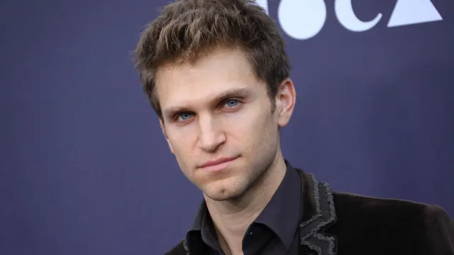 
                    Ator de 'Pretty Little Liars' é agredido durante assalto nos EUA
                