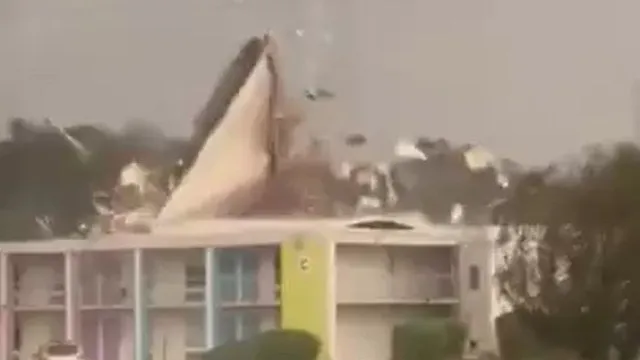 
                    Ventos do furacão Isaías arrancam telhado de hotel na Flórida; vídeo
                