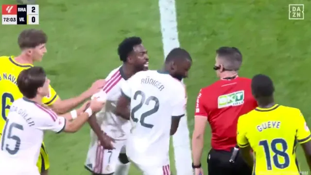 
                    Vini Jr. marca, vê gol anulado e é expulso. Mourinho reagiu desta forma
                