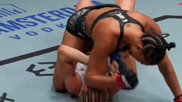 
                    Mais jovem do UFC, brasileira deixa buraco na testa de russa; vídeo
                