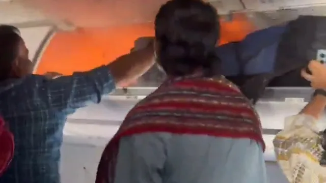 
                    Bateria pega fogo dentro de avião com 180 passageiros; veja vídeo
                