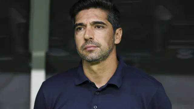 
                    Abel não vê cobranças de pênaltis no campo e elogia Carlos Miguel
                
