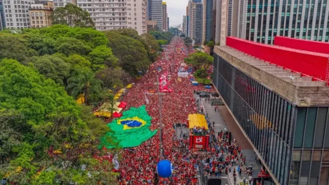 Lula reúne multidão histórica em SP e pede mobilização para o 2º turno