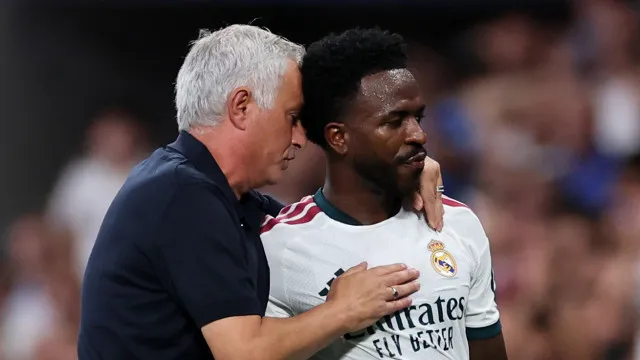 
                    Mourinho é acusado de se esconder após polêmica com Vini Jr.
                