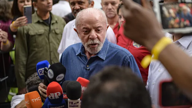 
                    Lula diz que votação do fim da 6x1 antes do segundo turno já está acordada com Alcolumbre
                