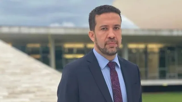 
                    Após denúncia de Flávio, TSE não acha fake news em canal de Janones
                