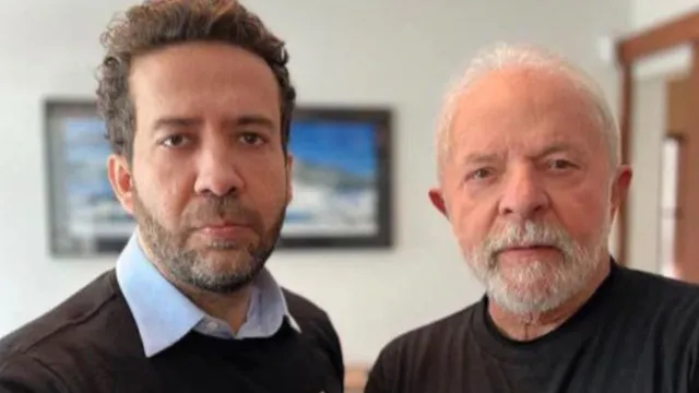 
                    Após denúncia de Flávio, TSE não acha fake news em canal de Janones
                