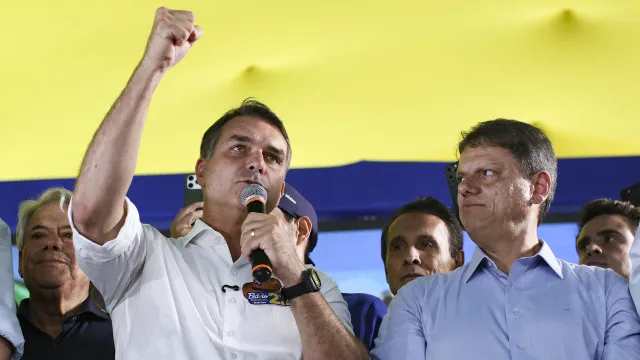 
                    Flávio e Tarcísio espalham vídeo falso sobre ato pró-Lula; TSE reage
                