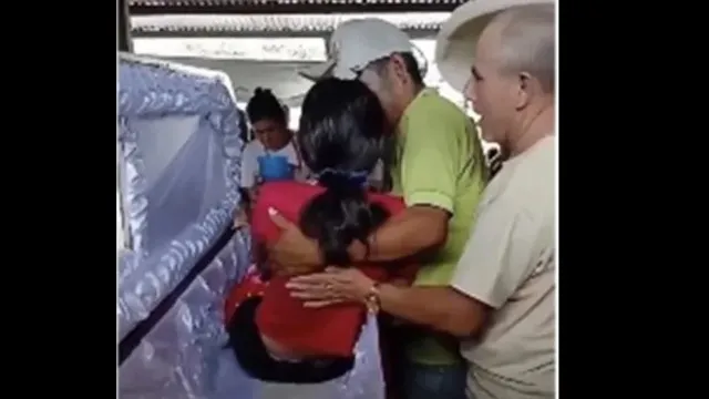 
                    Menina de 15 anos acorda dentro do caixão durante o próprio velório
                