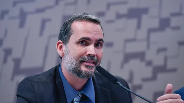 
                    Ministro diz que Lula fará ajuste das contas em 4 anos e vê 'conversa fiada' de Flávio
                