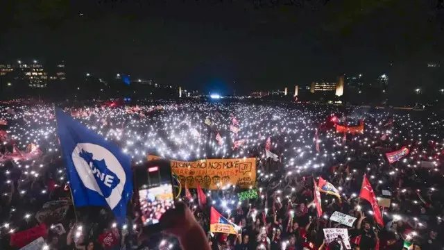 
                    Milhares de estudantes tomam a Esplanada em apoio a Lula
                