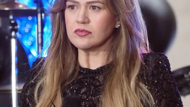 
                    Kelly Clarkson se revolta com loja e acusa funcionário de mentir
                