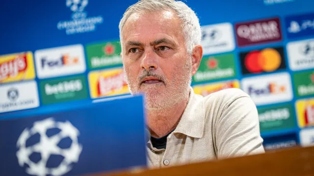 
                    Mourinho causa polêmica e é acusado de não conhecer regras do futebol
                