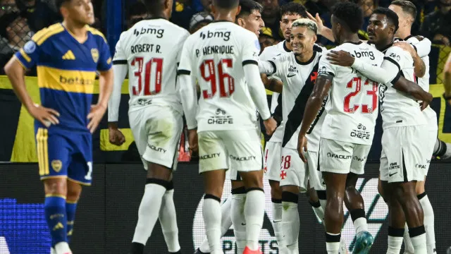 Vasco marca com Adson, se segura após expulsão e vence Boca na Bombonera