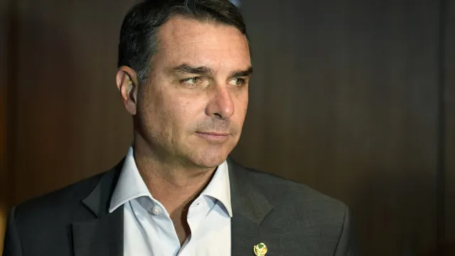 
                    Fim da escala 6x1 é aprovado; Flávio quer mudar regra se eleito; entenda
                
