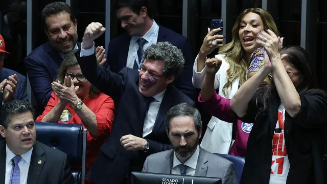 
                    Brasil aprova maior mudança para trabalhadores desde 1988
                