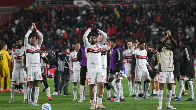 
                    Sem acertar um chute ao gol, Flamengo segura Estudiantes e leva decisão para o Maracanã
                