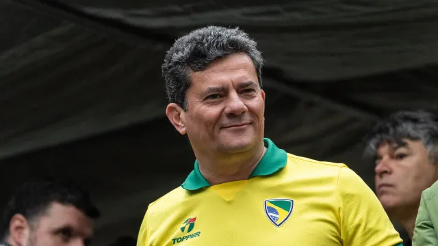 
                    Em campanha com Flávio, Moro deixa de votar sobre fim da escala 6x1
                