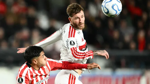 
                    Léo Pereira critica campo em La Plata, mas considera bom o empate diante do Estudiantes
                