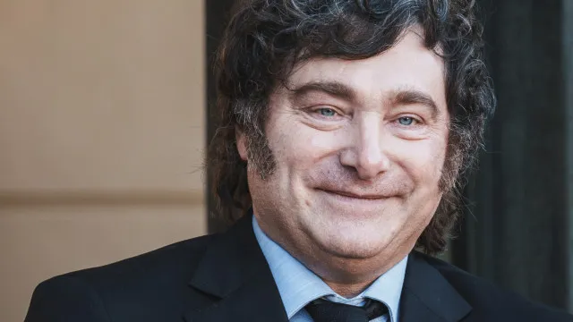 
                    Com regras duras de Milei, número de estrangeiros barrados cresce na Argentina
                