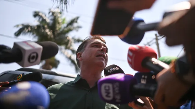 
                    Flávio diz que nomear o pai para cargos 
