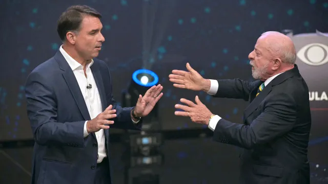 
                    Lula desafia Flávio a abrir dados bancários e telefônicos, mas senador sai pela tangente
                