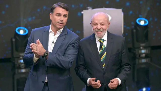 
                    Globo corta Flávio Bolsonaro 'encosto' e define regras para debate
                