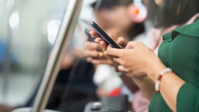 “Irrita”: Reino Unido multará quem ouve música sem fones nos transportes