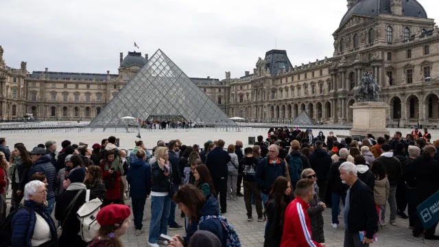 
                    Protesto fecha Louvre, e governo anuncia toques de recolher para conter onda de violência na França
                