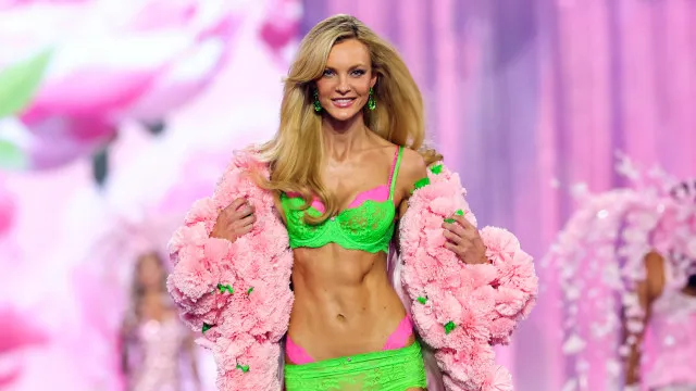 
                    Após 17 anos afastada, Carol Trentini volta ao Victoria's Secret Fashion Show
                