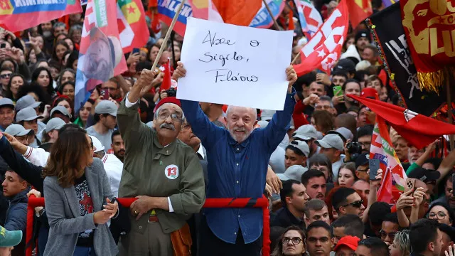 
                    Em Porto Alegre, Lula anuncia entrega de sigilos ao TSE e cobra Flávio
                