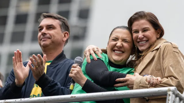 
                    Coordenadora de Flávio sugere trocar servidores por IA e reduzir concurso
                
