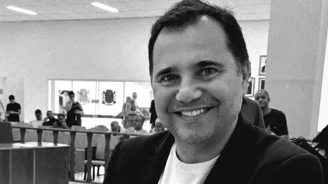 
                    Ex-vereador é morto a tiros por policiais na Avenida Brasil, no Rio
                