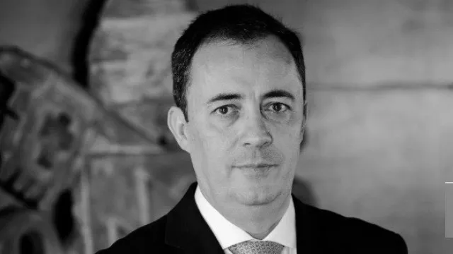 
                    Reitor de PUC morre ao ser atingido com acrílico em museu nos EUA
                