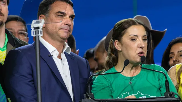 
                    Flávio Bolsonaro vai excluir beneficiários do Bolsa Família em 2 anos
                