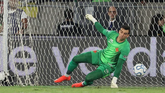 
                    Léo Jardim falha no fim, Boca elimina Vasco em Maraca lotado e vai à final da Sul-Americana
                