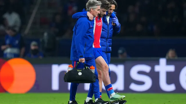 
                    Kvaratschelia rompe ligamento e perde temporada no PSG; Marquinhos e Dembélé são outras baixas
                