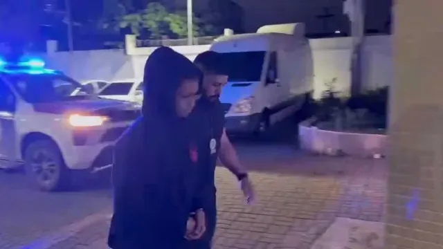 
                    Mulher é presa, suspeita de envenenar, decapitar e esquartejar o marido
                