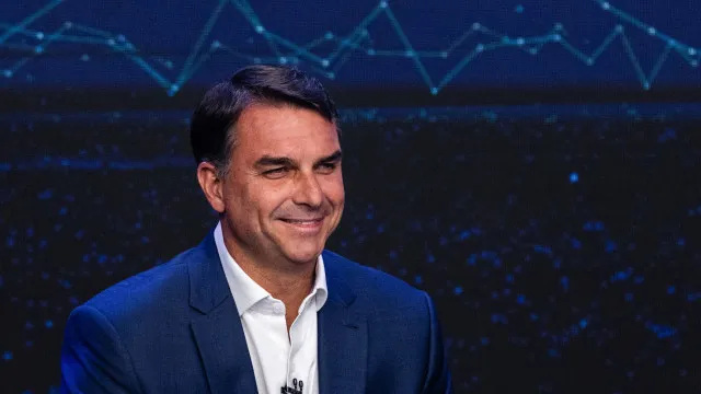 
                    Esquema pandemia: Flávio teria ido a festa com prostitutas e lobistas
                