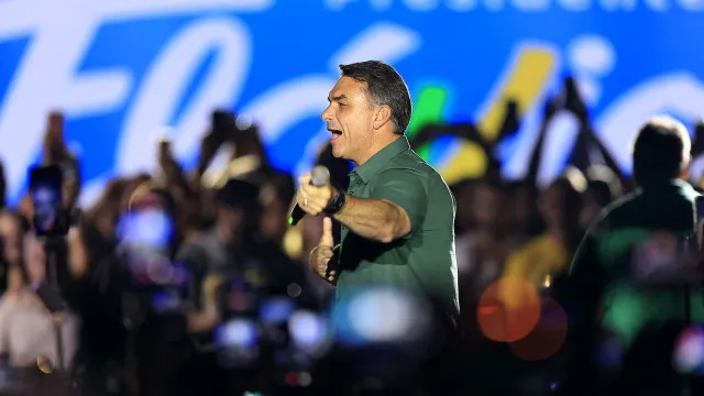 
                    Flávio pode adiar devolução de impostos para 70 milhões de brasileiros?
                
