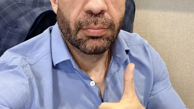 
                    Quem é Mariana? Janones promete revelação sobre Flávio Bolsonaro hoje
                