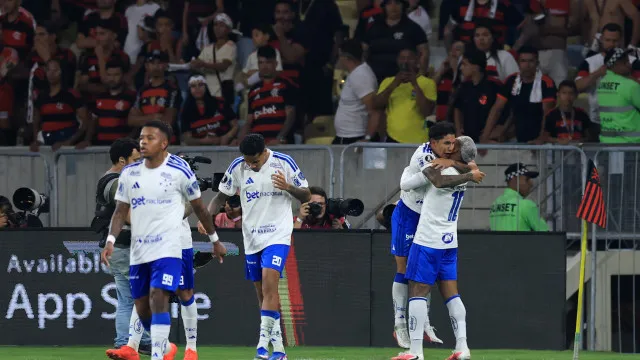 
                    Cruzeiro vence, avança líder e pega Libertad nas quartas da Libertadores
                