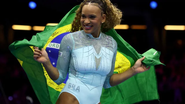 
                    Rebeca Andrade é tricampeã mundial no salto e chega a 10 medalhas em Mundiais
                