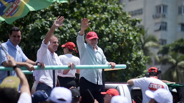 
                    Lula celebra sucesso do 'Exército de Lula' e ironiza que Trump está preocupado
                