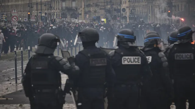 
                    Mais de 1.310 detenções na França durante as manifestações de sábado
                