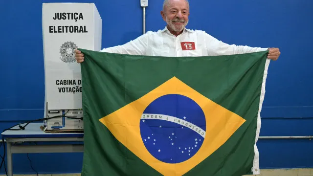 
                    Lula vota e enaltece mobilização popular: 