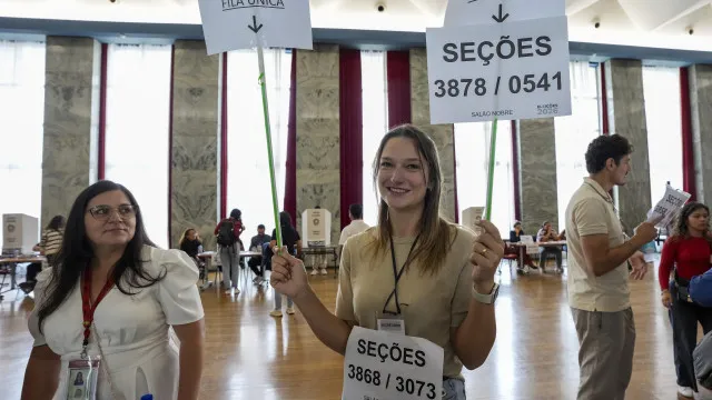
                    Lula ou Flávio? Veja quem venceu em 11 países nas eleições de 2026
                