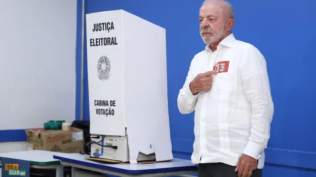 
                    Lula amplia vantagem na Europa; veja os primeiros votos do 2º turno
                