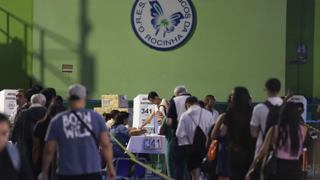 Mesários reclamam de decisão do TSE tomada após 17h e afirmam que seções já foram encerradas