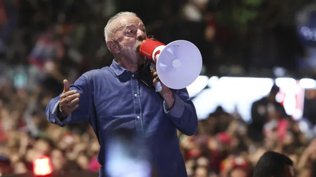 
                    Lula promete mudar o jeito de governar, ataca Flávio e diz que venceu intromissão externa
                